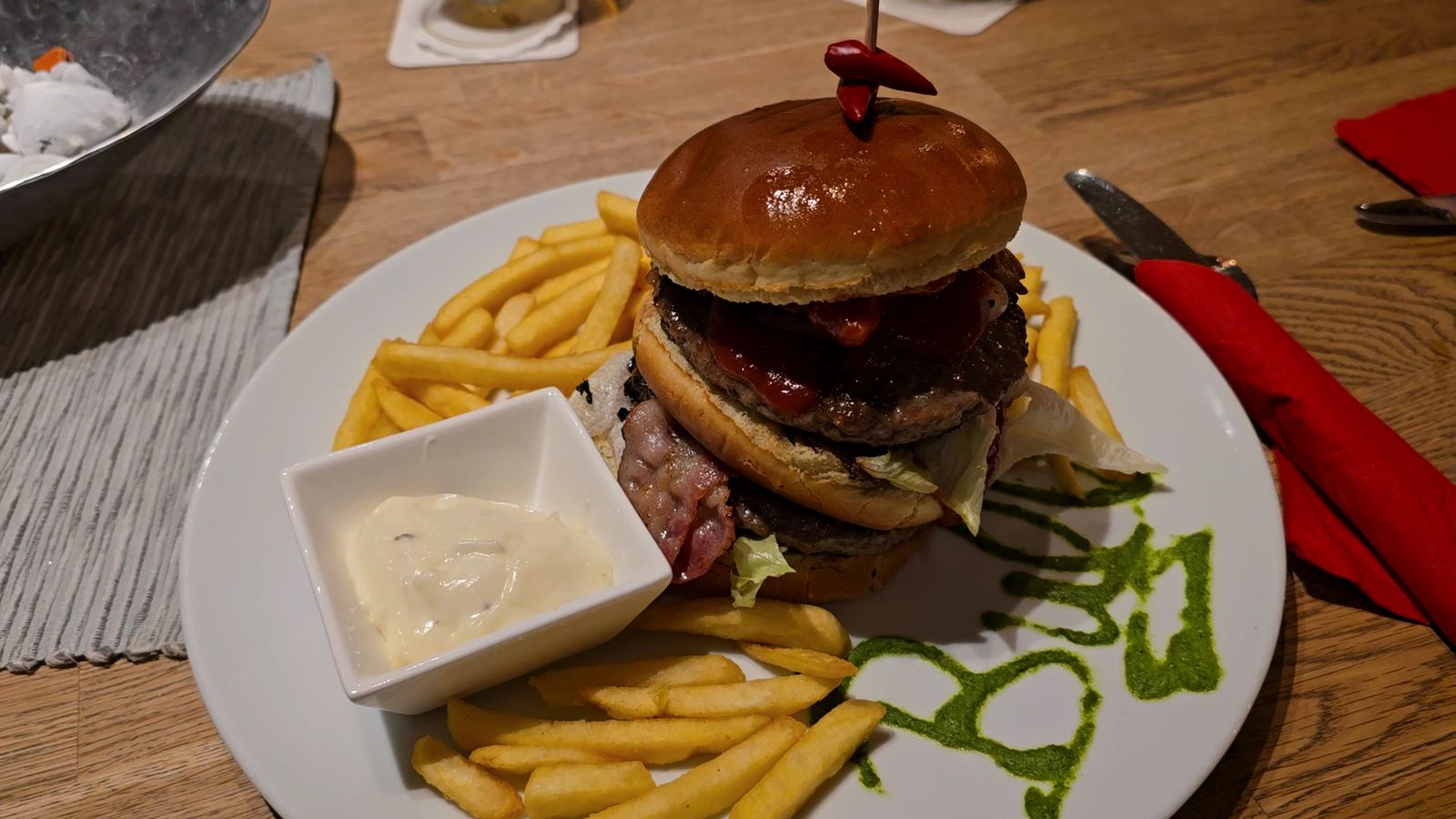 Double Burger mit Bacon und Pommes