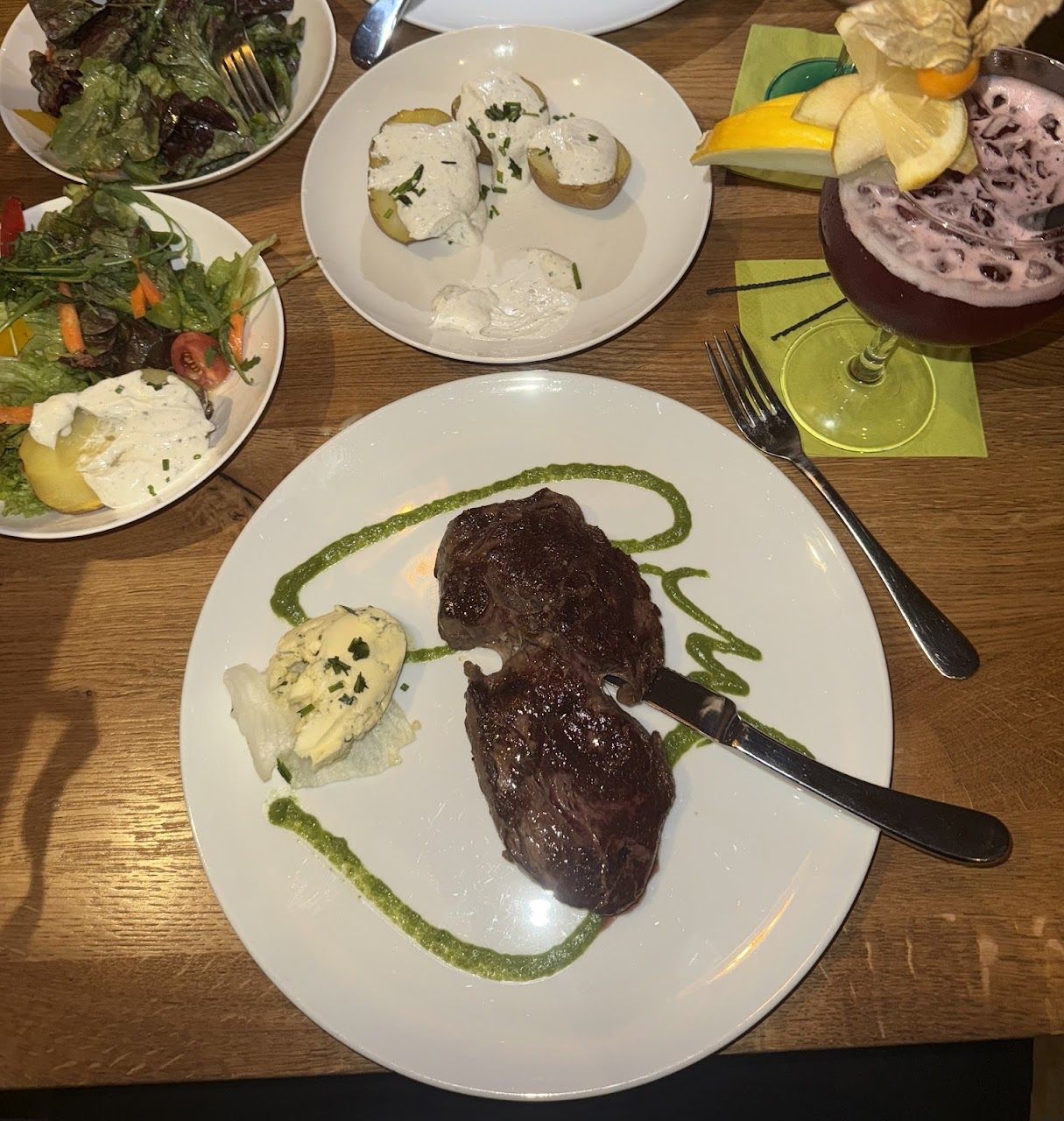 Steak mit Ofenkartoffeln und Salat