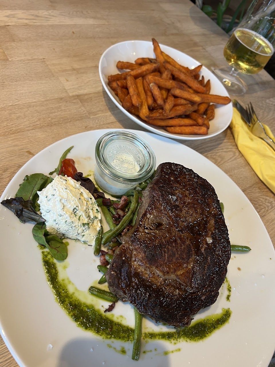Steak mit Kräuterbutter und Süsskartoffelpommes
